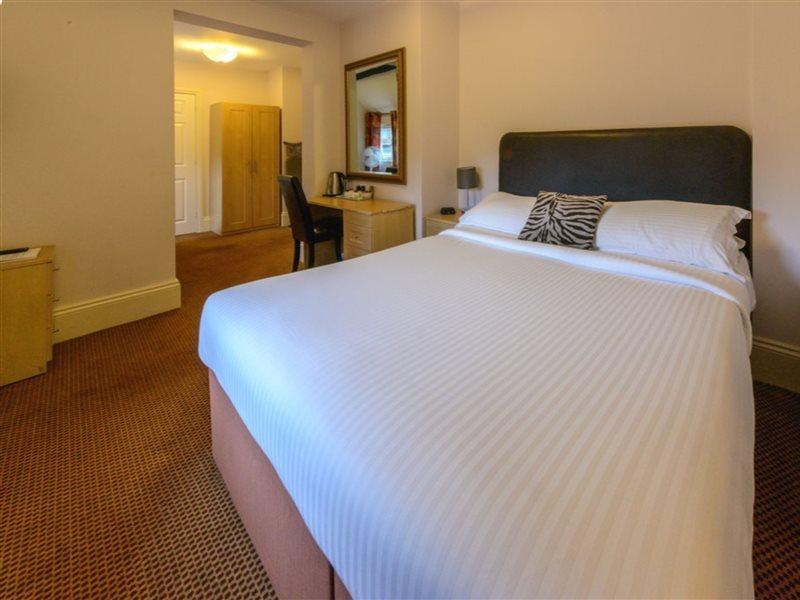 Oyo White Horse Hotel Storrington Экстерьер фото