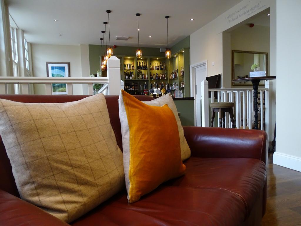 Oyo White Horse Hotel Storrington Экстерьер фото