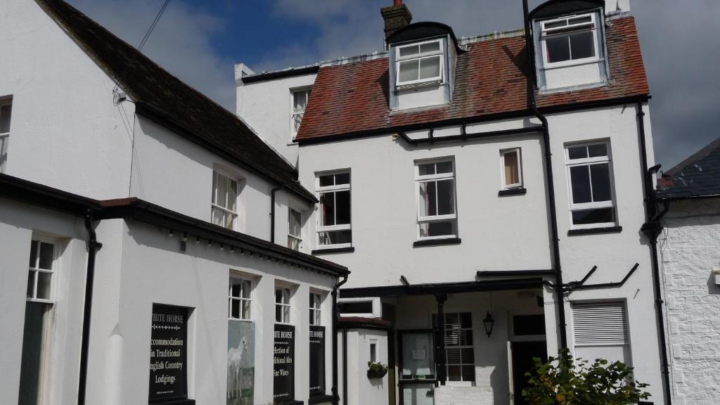 Oyo White Horse Hotel Storrington Экстерьер фото